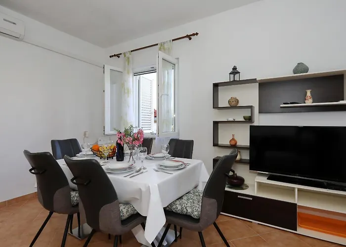 Nyaraló Maslina Nin